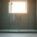 Genießen Sie die elegante sonni Duschkabine in einem stilvollen Badezimmer mit Glasdesign.